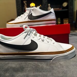Nike Men's White and Black Sneakers